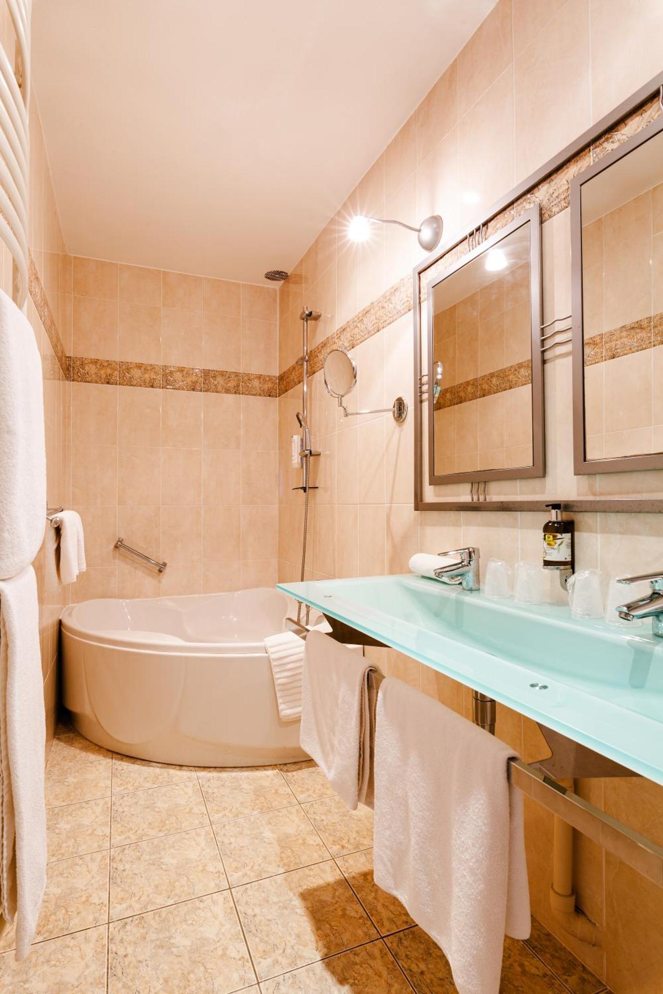 Logis Hotel Le Relais De La Poste Restaurant Le Fil Du Temps Thury-Harcourt-le-Hom Luaran gambar