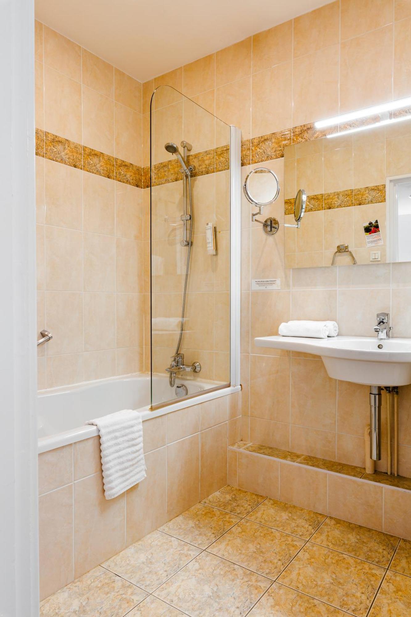 Logis Hotel Le Relais De La Poste Restaurant Le Fil Du Temps Thury-Harcourt-le-Hom Luaran gambar